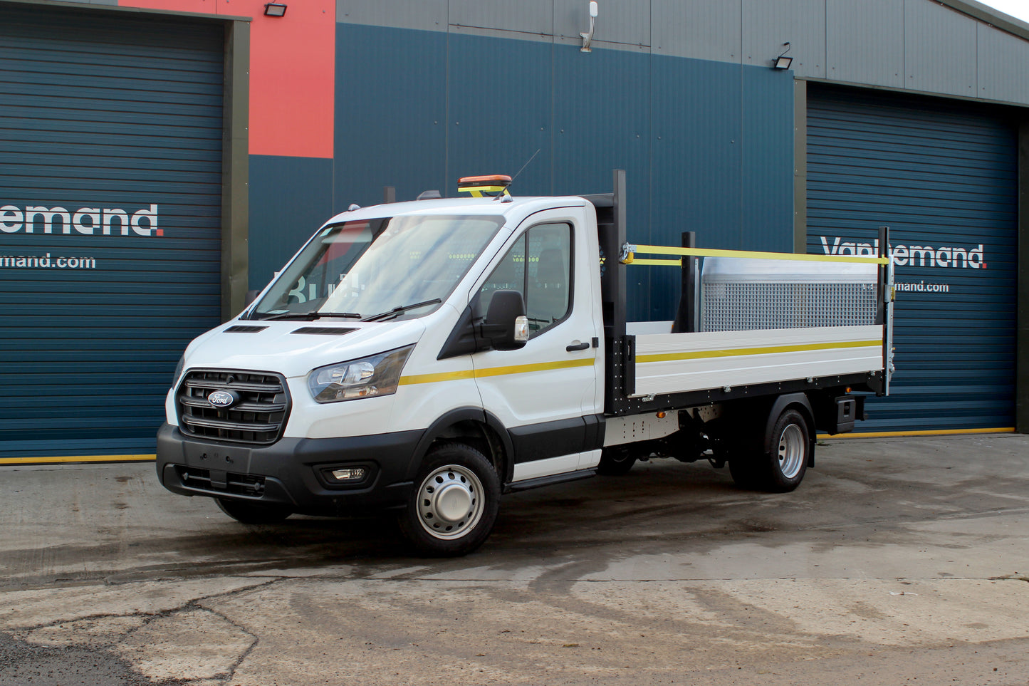 Ford Transit Praveia Dropside 2L Diesel L4 c/w Tail lift & Underslung Toolbox Manual Single Cab 130ps Frozen White