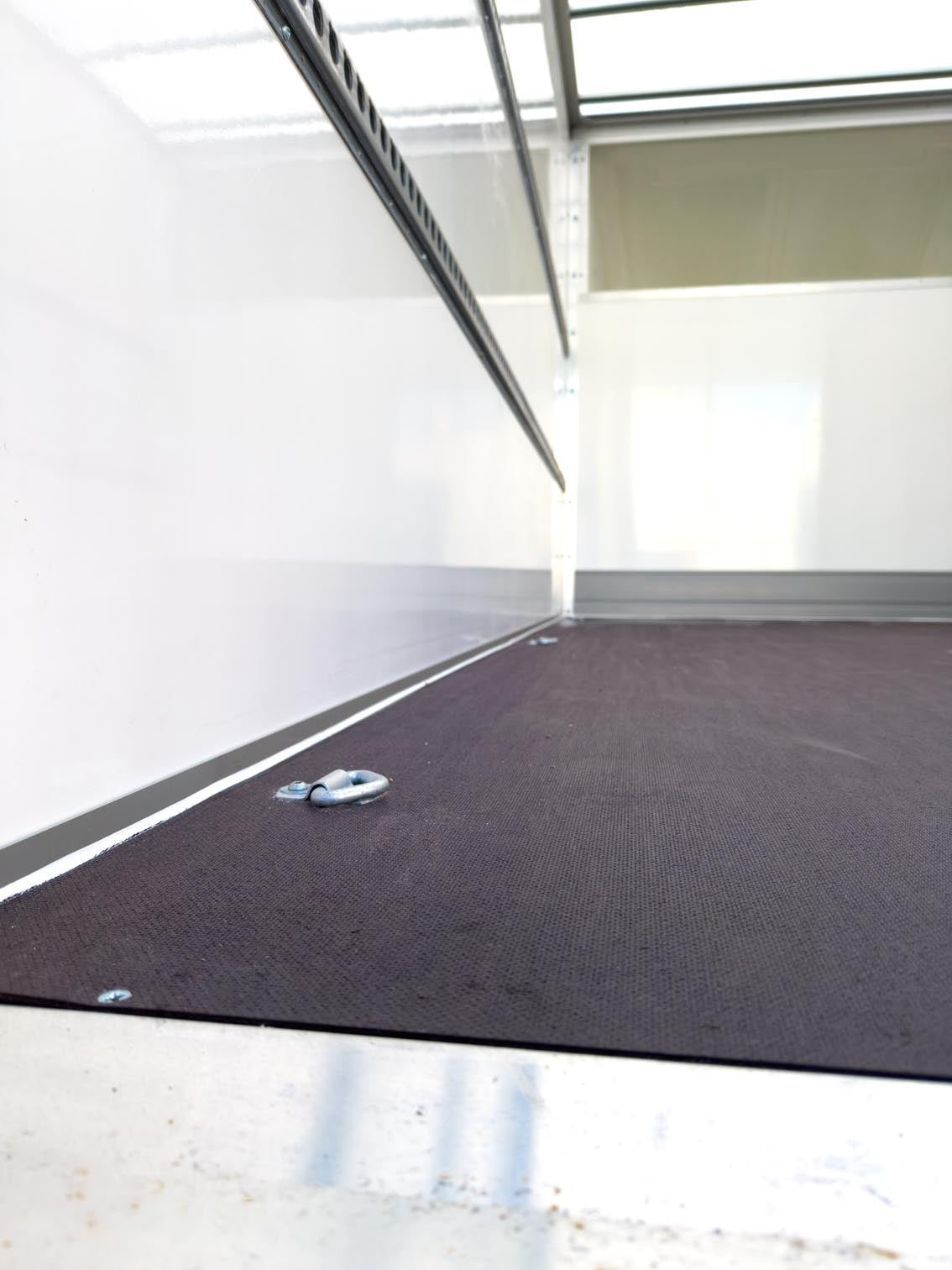 Ford Transit Luton 2L Diesel L4 Manual Single Cab 165ps Frozen White