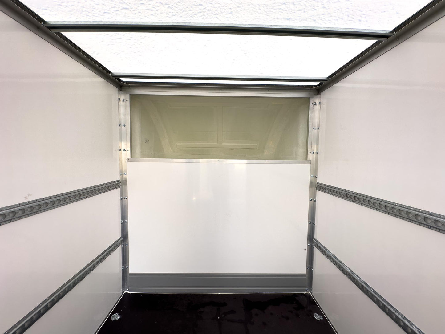 Ford Transit Luton 2L Diesel L4 Manual Single Cab 165ps Frozen White