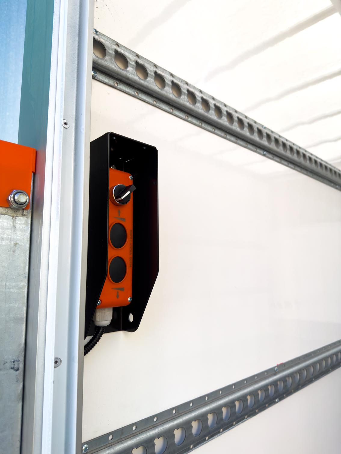 Ford Transit Luton 2L Diesel L4 Manual Single Cab 165ps Frozen White