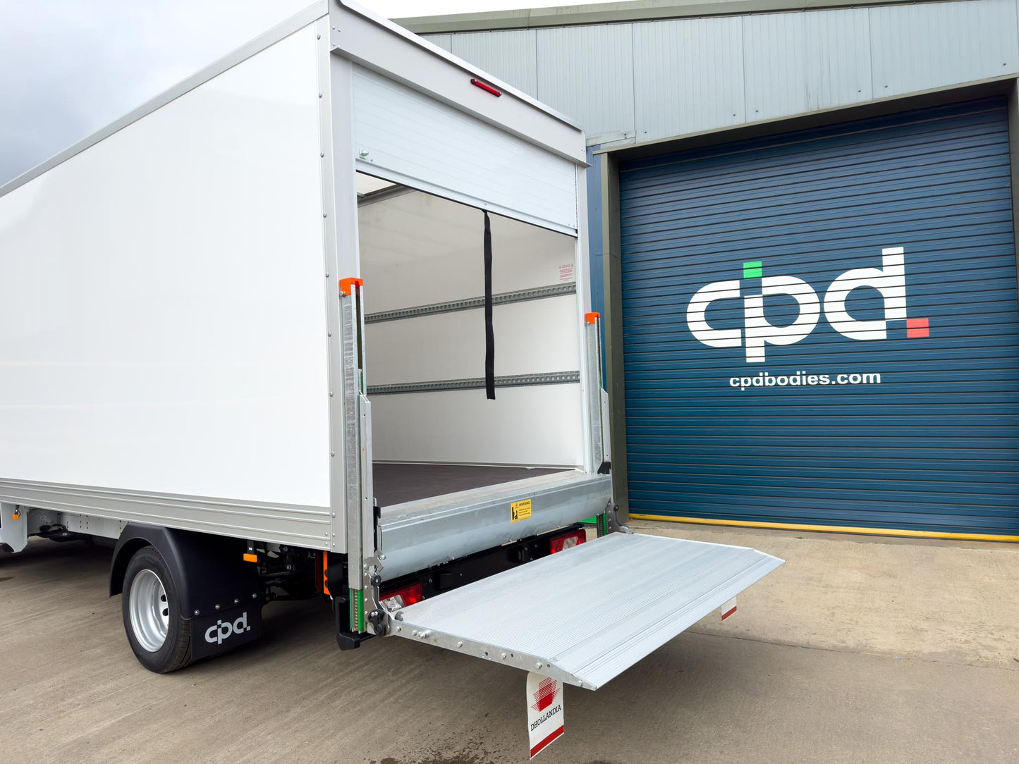 Ford Transit Luton 2L Diesel L4 Manual Single Cab 165ps Frozen White