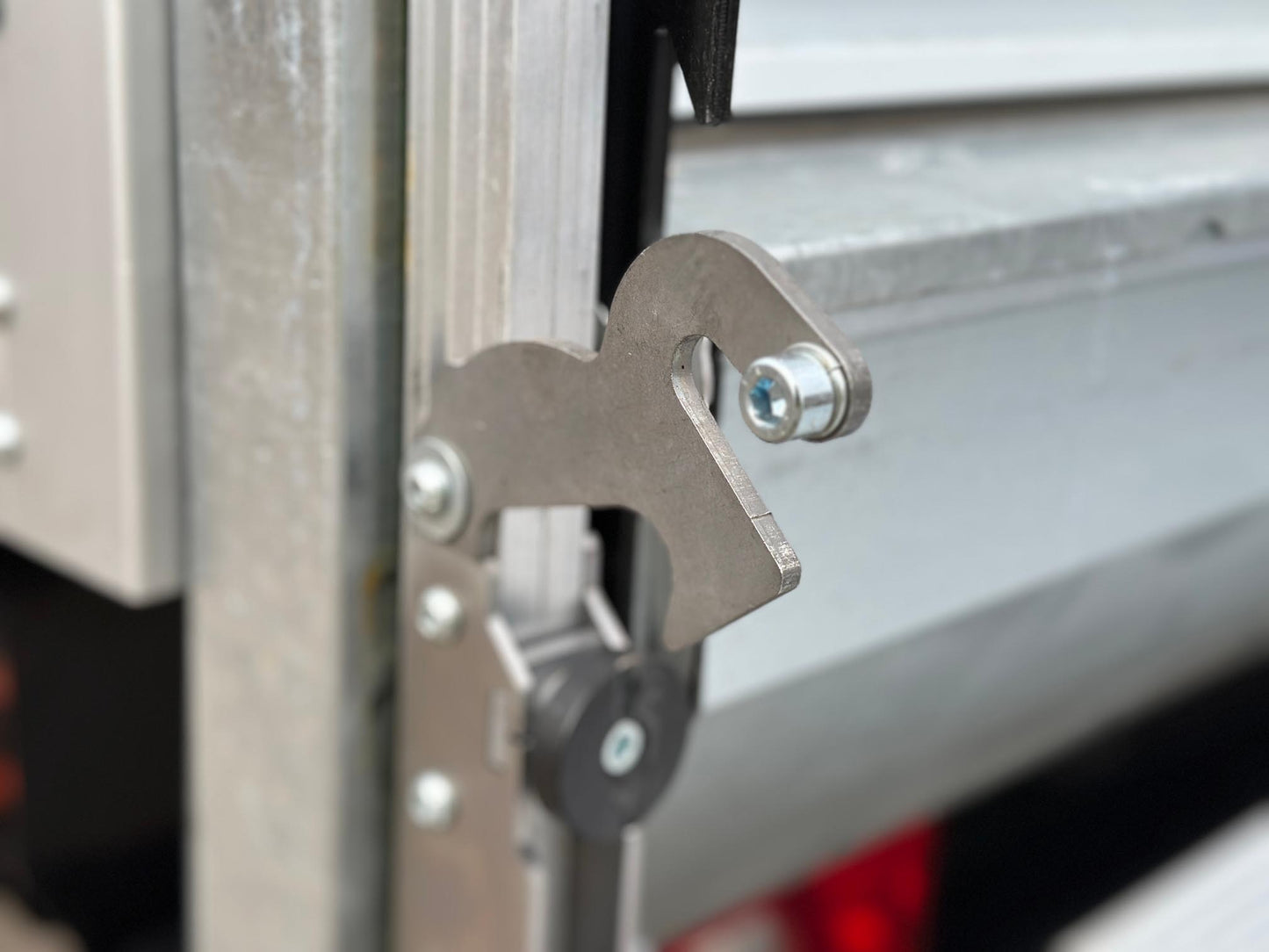 Ford Transit Luton 2L Diesel L4 Manual Single Cab 165ps Frozen White