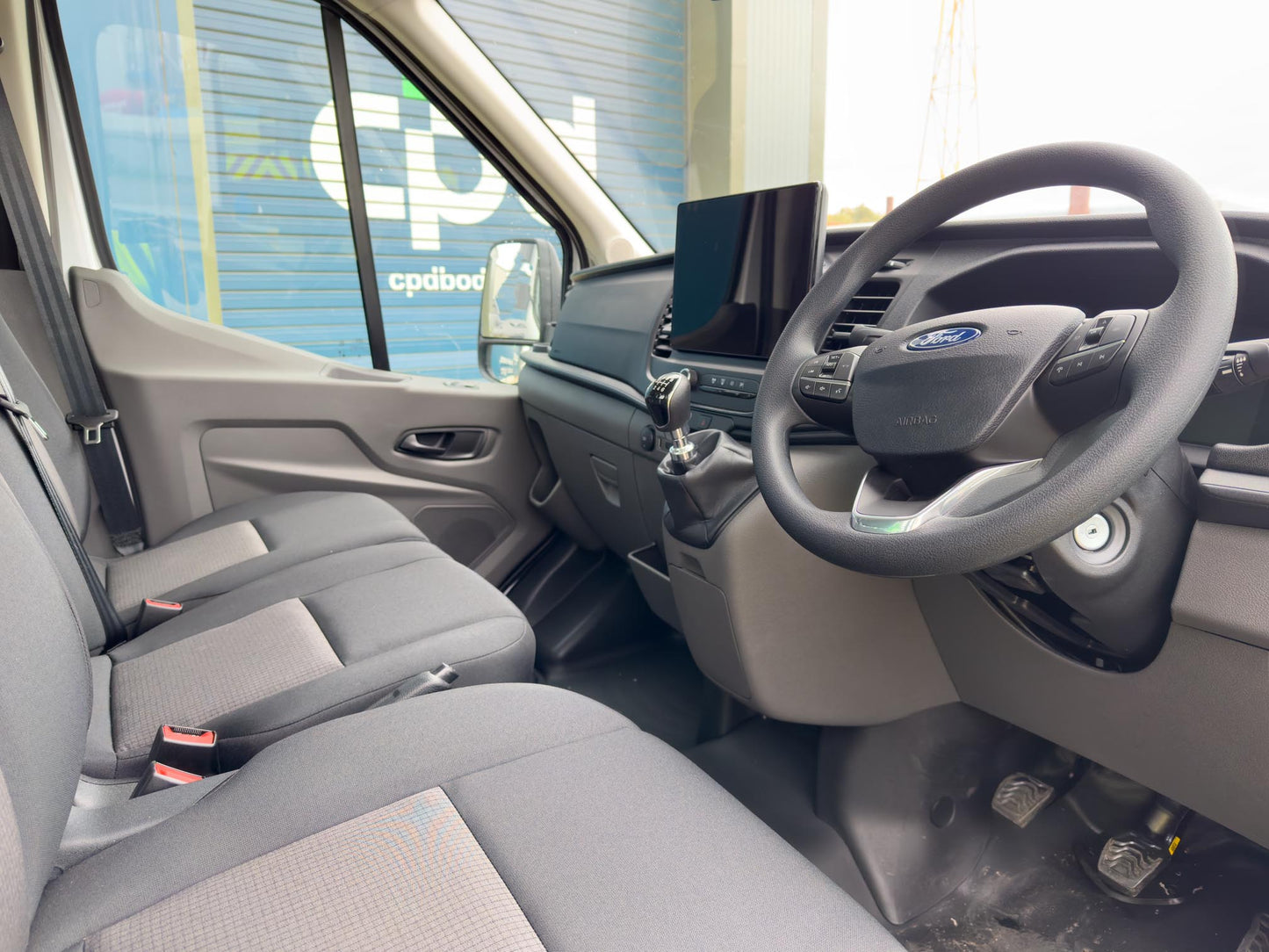 Ford Transit Luton 2L Diesel L4 Manual Single Cab 165ps Frozen White