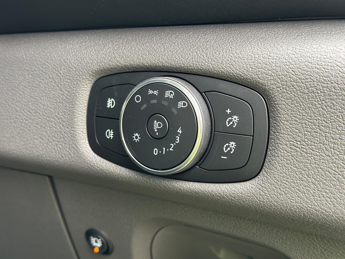 Ford Transit Luton 2L Diesel L4 Manual Single Cab 165ps Frozen White