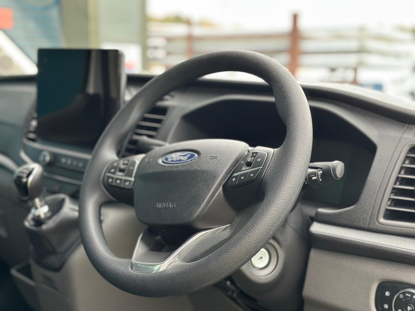 Ford Transit Luton 2L Diesel L4 Manual Single Cab 165ps Frozen White