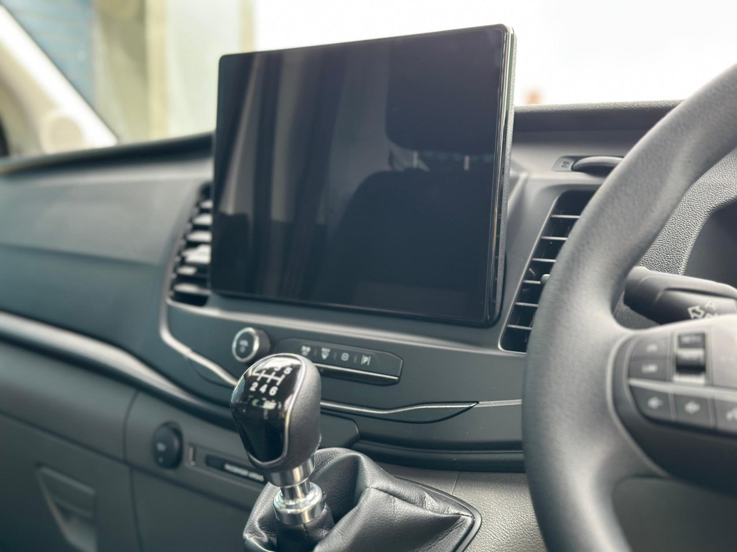 Ford Transit Luton 2L Diesel L4 Manual Single Cab 165ps Frozen White