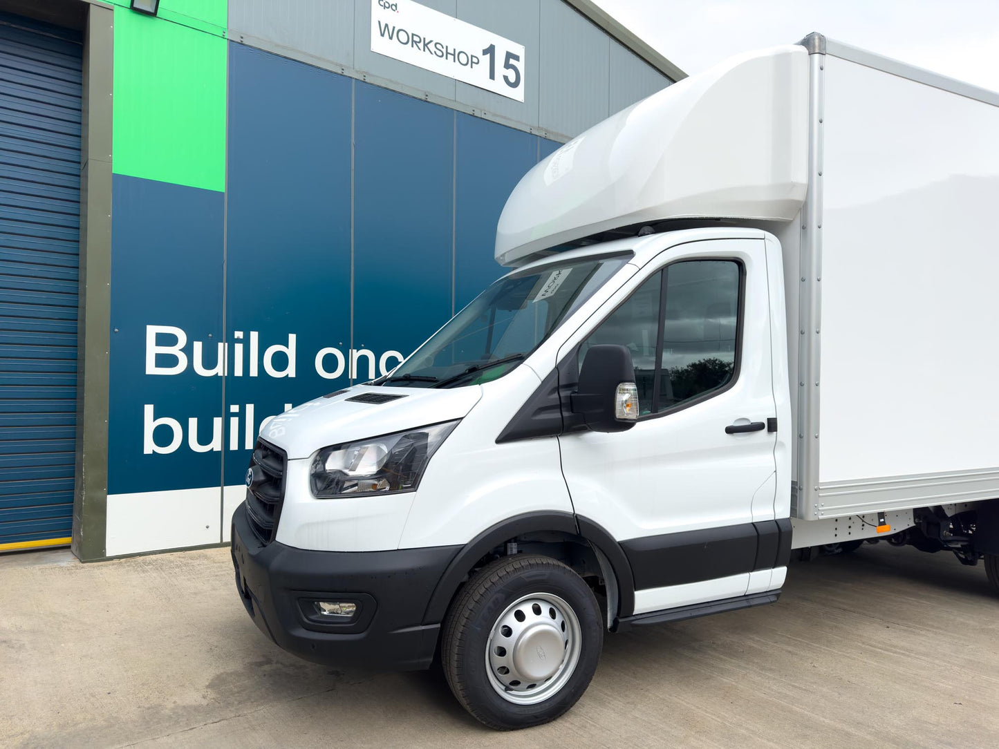 Ford Transit Luton 2L Diesel L4 Manual Single Cab 165ps Frozen White