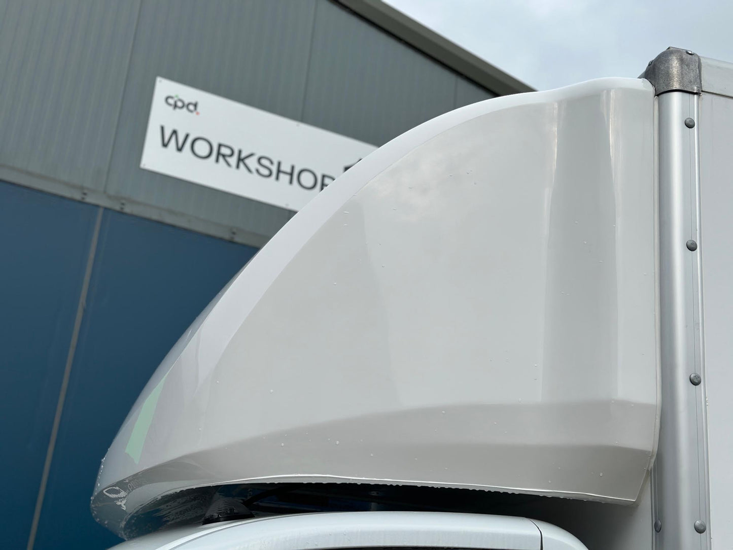 Ford Transit Luton 2L Diesel L4 Manual Single Cab 165ps Frozen White