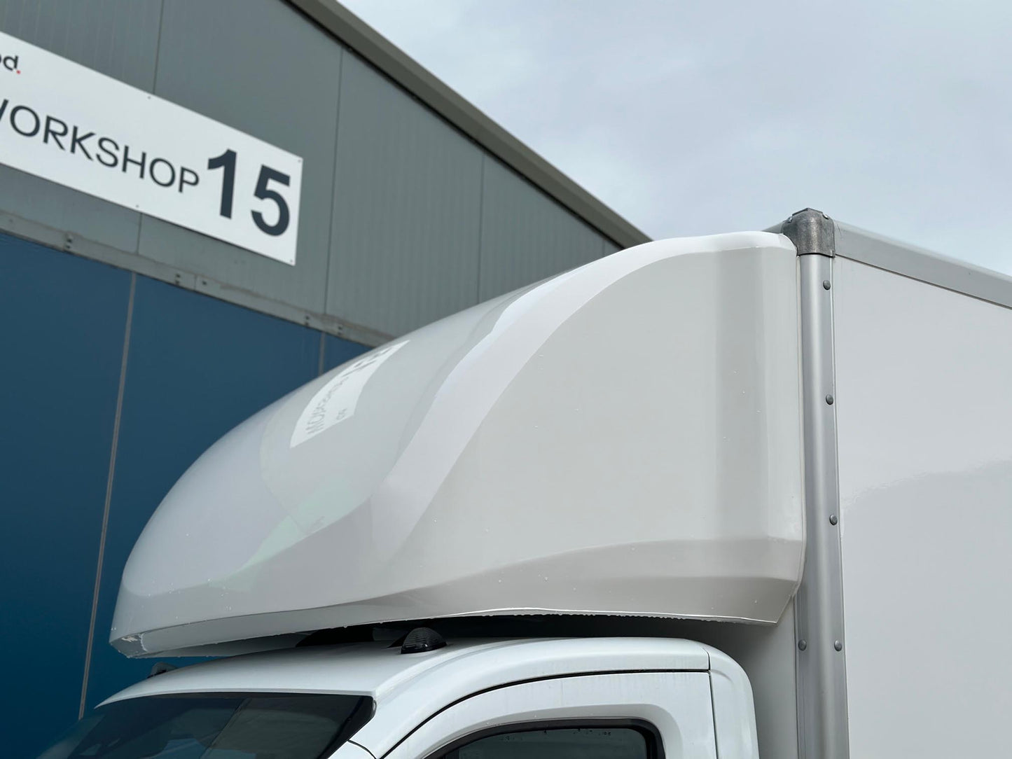 Ford Transit Luton 2L Diesel L4 Manual Single Cab 165ps Frozen White