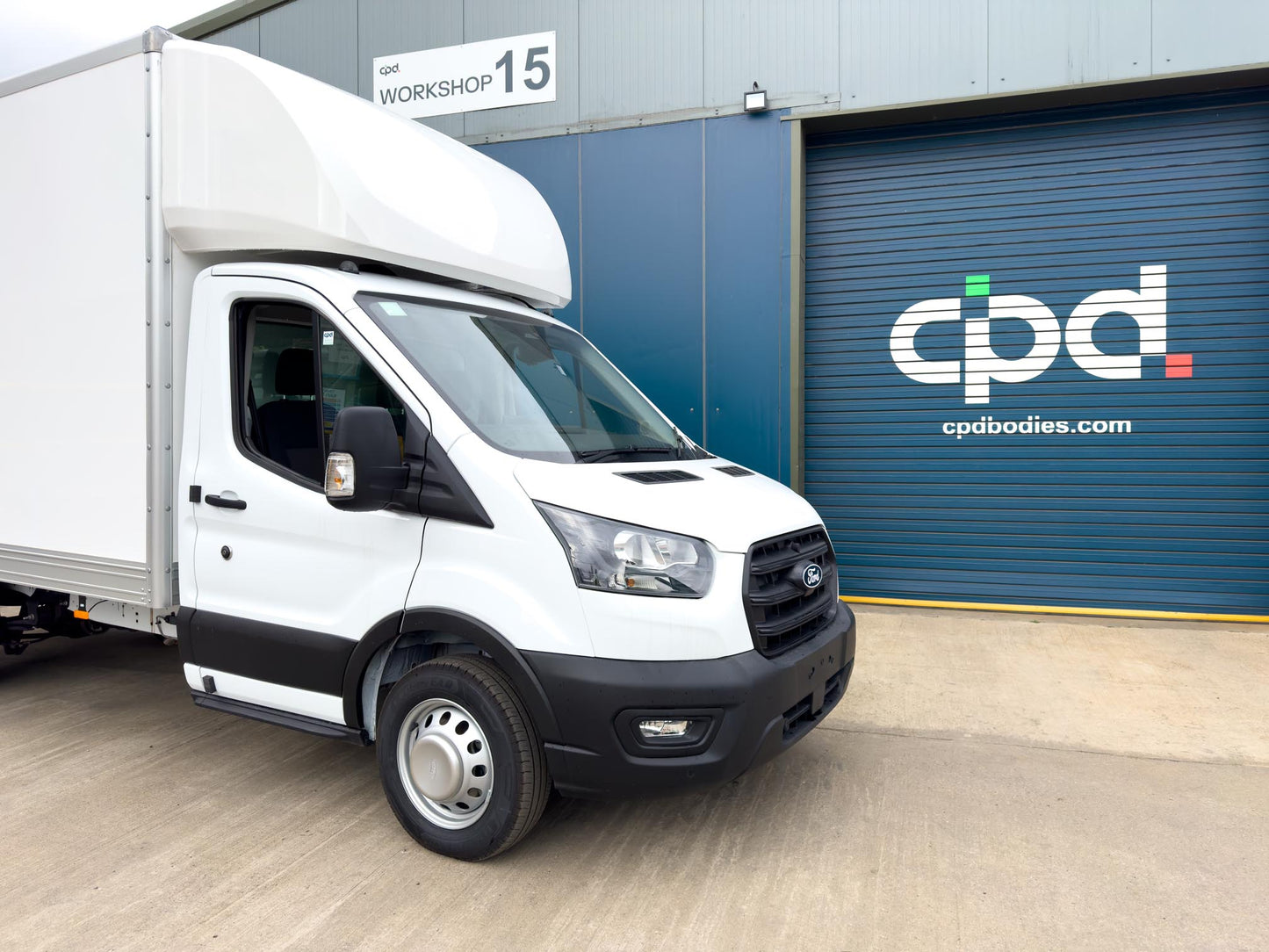 Ford Transit Luton 2L Diesel L4 Manual Single Cab 165ps Frozen White