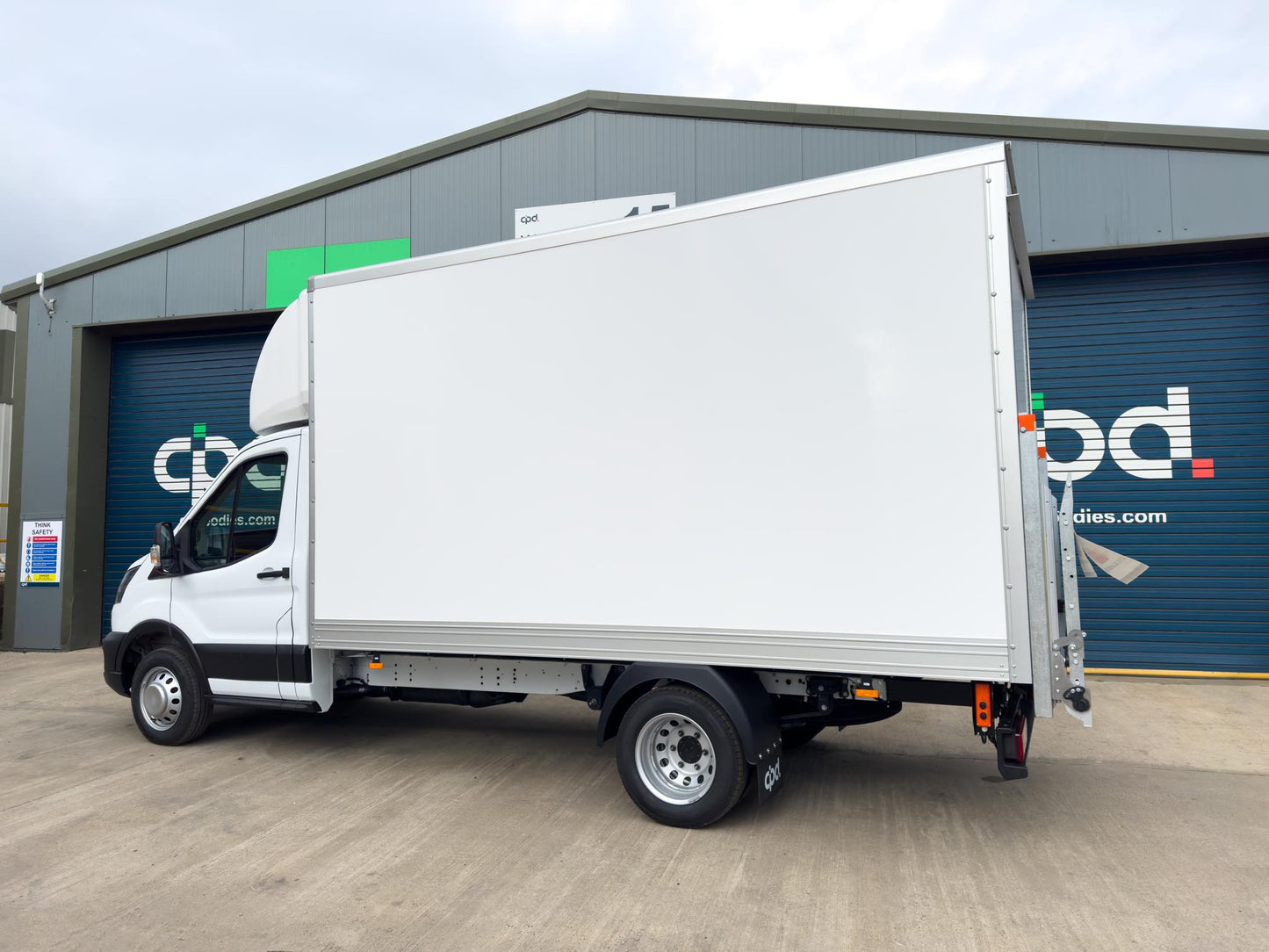 Ford Transit Luton 2L Diesel L4 Manual Single Cab 165ps Frozen White