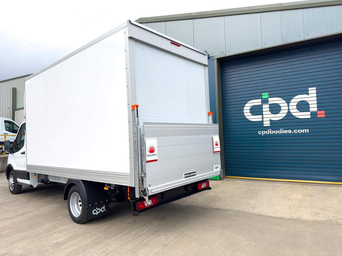 Ford Transit Luton 2L Diesel L4 Manual Single Cab 165ps Frozen White