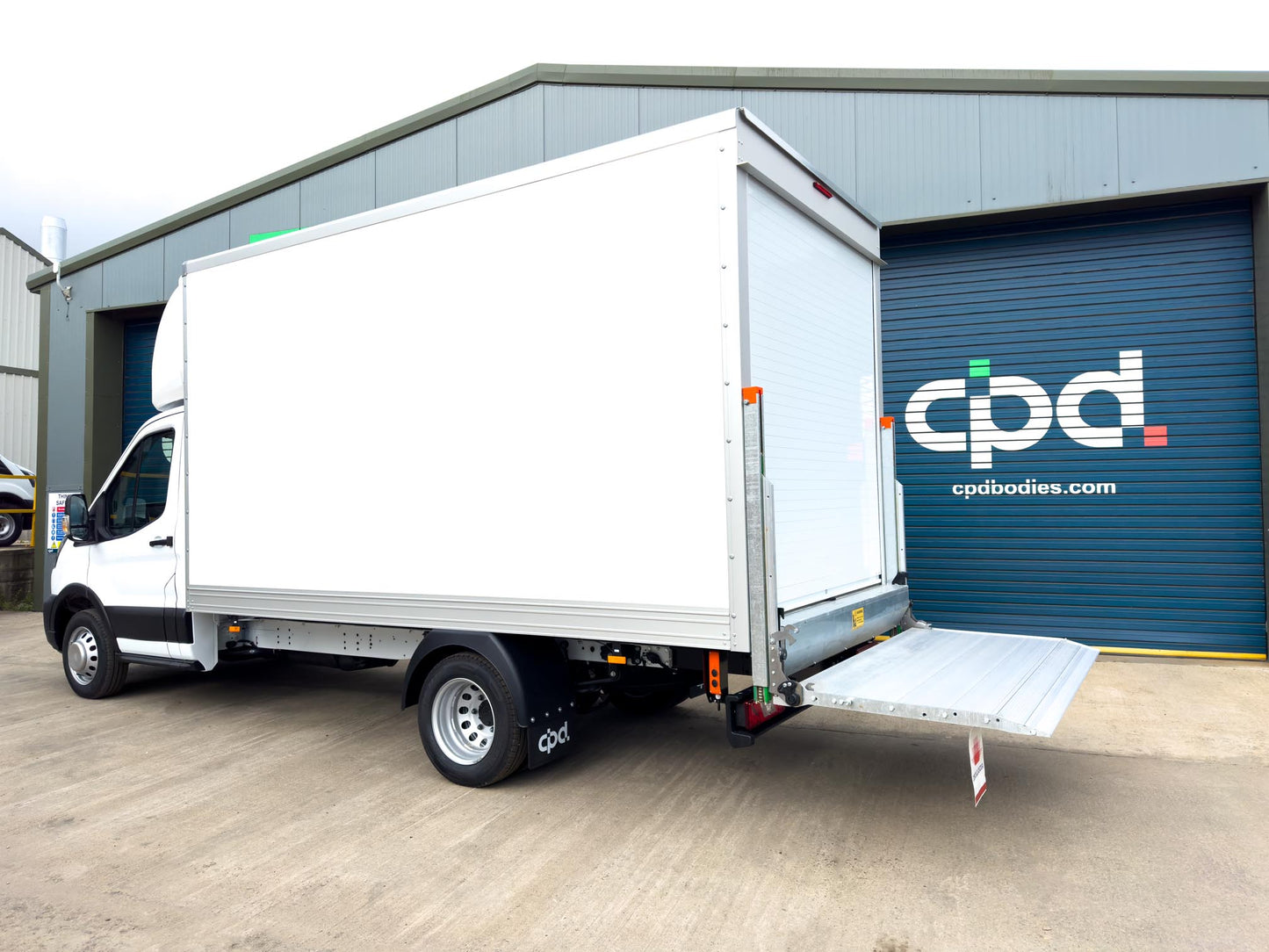 Ford Transit Luton 2L Diesel L4 Manual Single Cab 165ps Frozen White