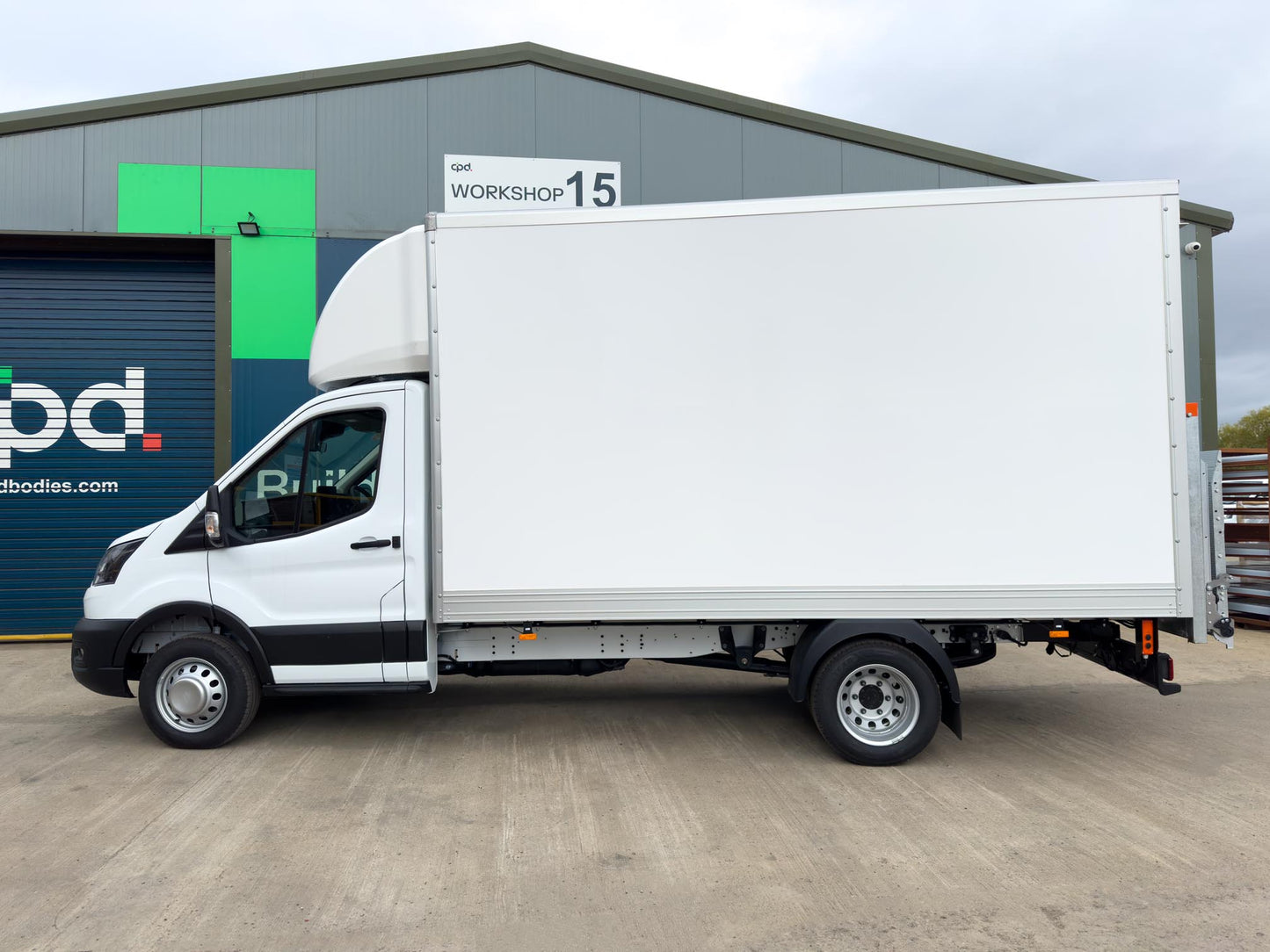 Ford Transit Luton 2L Diesel L4 Manual Single Cab 165ps Frozen White