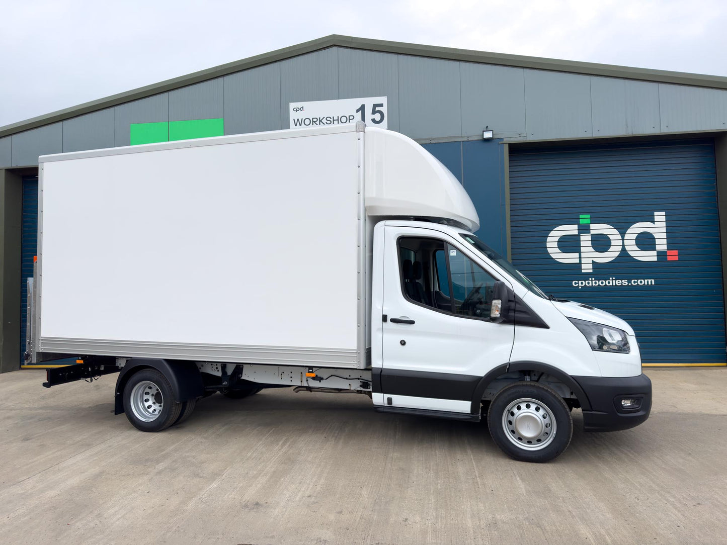 Ford Transit Luton 2L Diesel L4 Manual Single Cab 165ps Frozen White