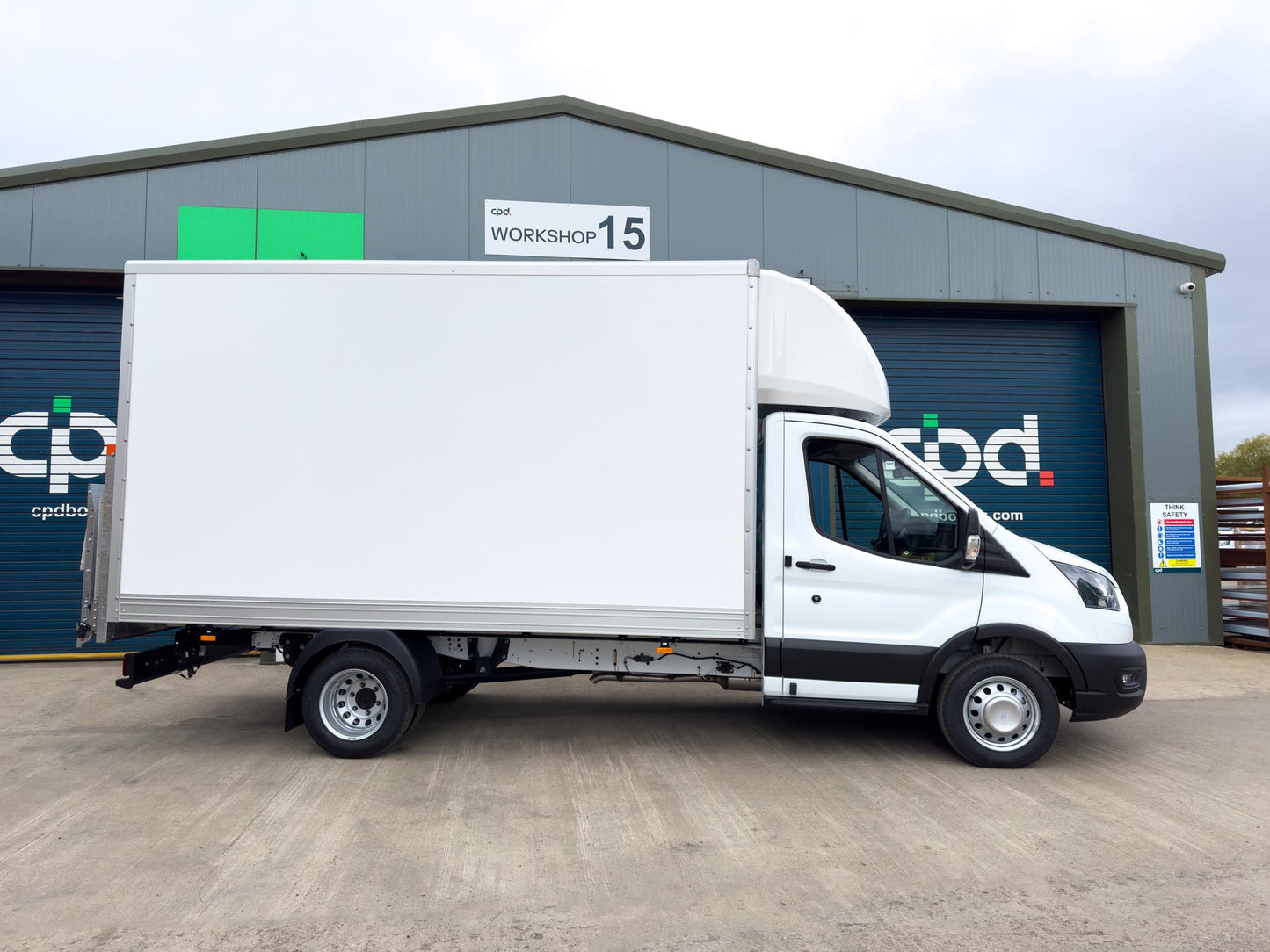 Ford Transit Luton 2L Diesel L4 Manual Single Cab 165ps Frozen White