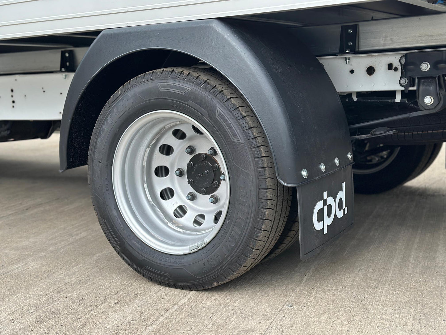 Ford Transit Luton 2L Diesel L4 Manual Single Cab 165ps Frozen White