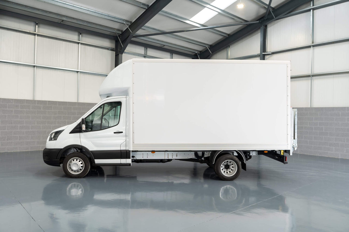 Ford Transit L4 Luton with Tail Lift