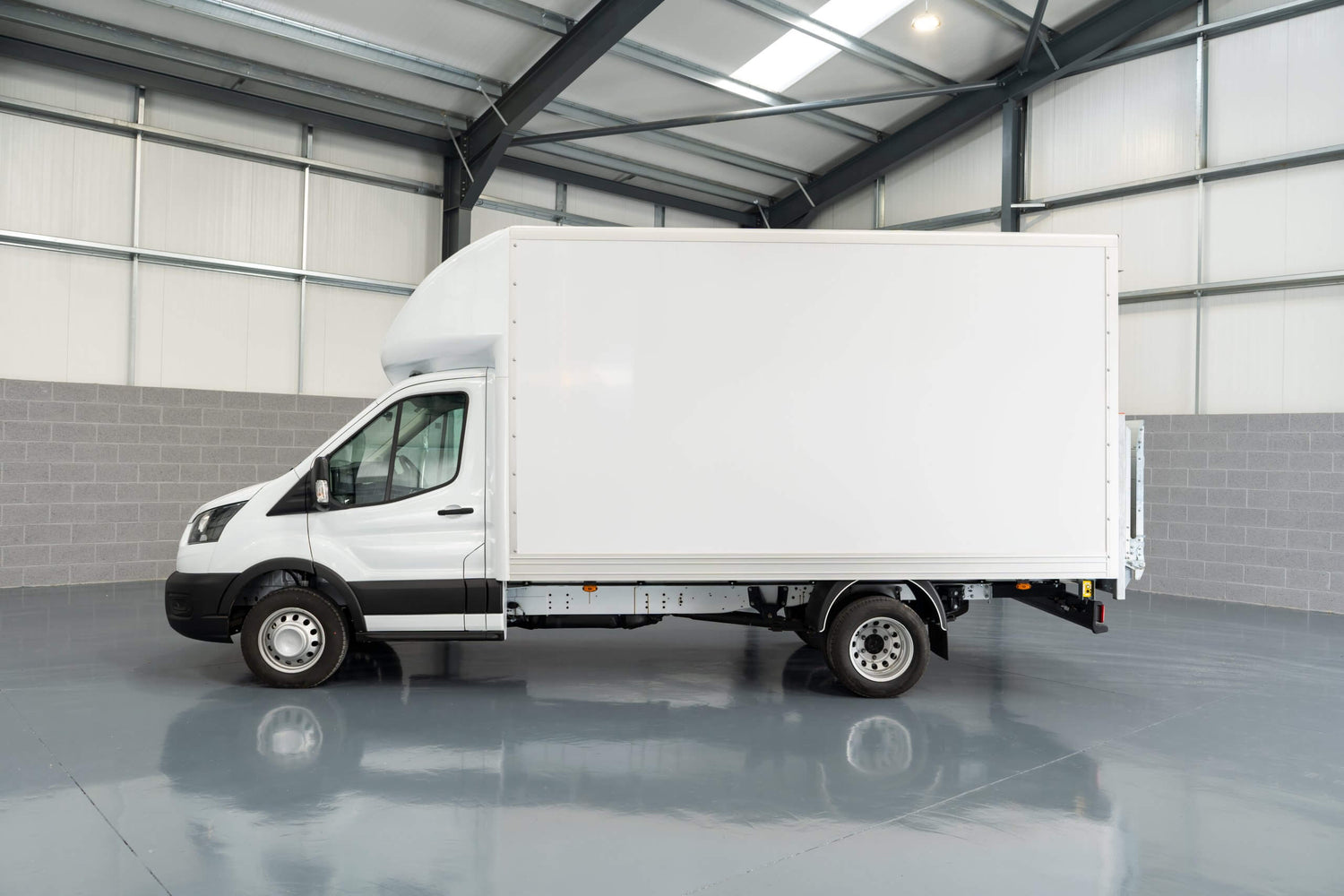 Ford Transit L4 Luton with Tail Lift